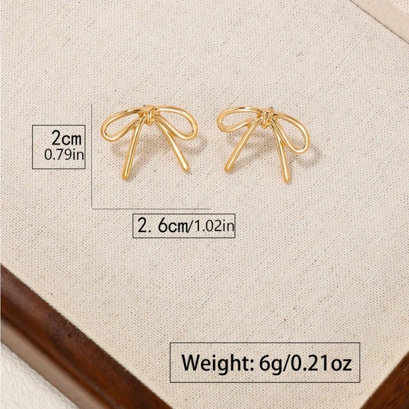 Gold Bow stud earrings - Picture 2 of 3